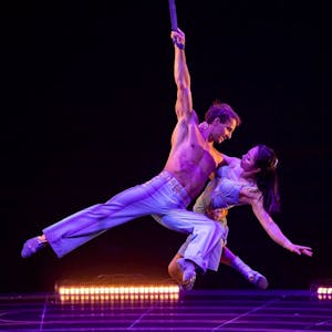 Zwei Akrobaten hängen während einer Premiere von Cirque du Soleil von der Decke.