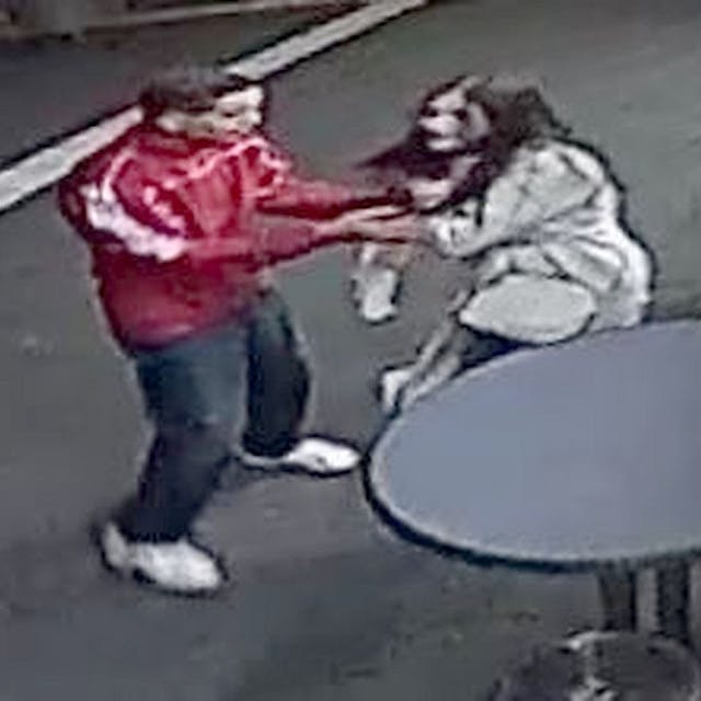 Das Foto zeigt zwei gesuchte Personen.