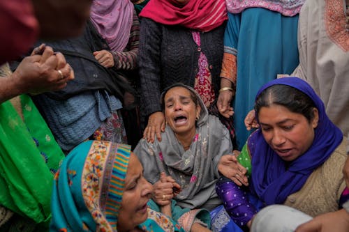 6.04.2024, Indien, Srinagar: Familienmitglieder und Verwandte weinen, nachdem ein Boot mit Menschen, darunter auch Kinder, im Jhelum-Fluss am Stadtrand von Srinagar im indisch kontrollierten Kaschmir gekentert ist. Die Rettungsarbeiten und die Suche nach den zahlreichen Vermissten dauern an.