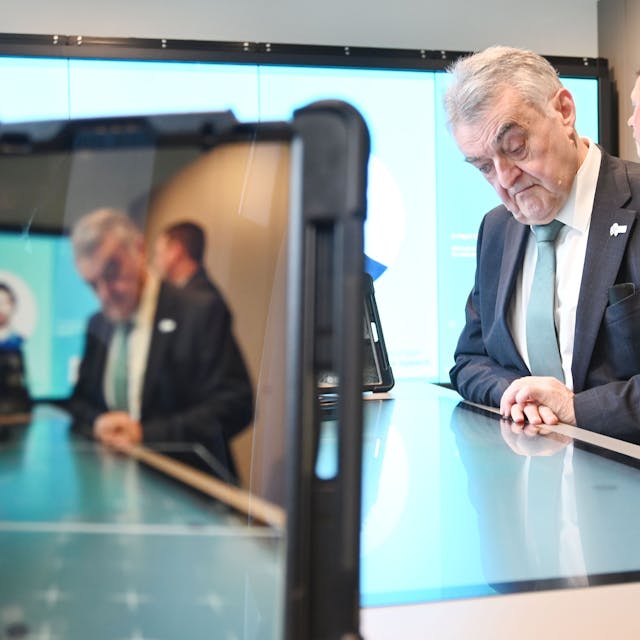 NRW-Innenminister Herbert Reul stellt das „Digitale Beratungs- und Präventionszentrum“ der Polizei NRW in Köln vor.