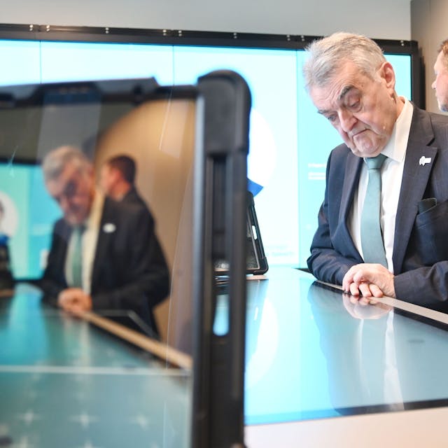NRW-Innenminister Herbert Reul stellt das „Digitale Beratungs- und Präventionszentrum“ der Polizei NRW in Köln vor.