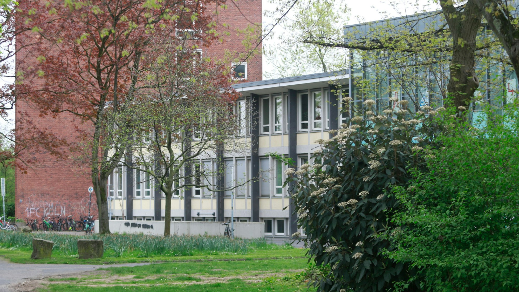Zu sehen ist das Gymnasium Kreuzgasse an der Vogelsanger Straße in Köln.