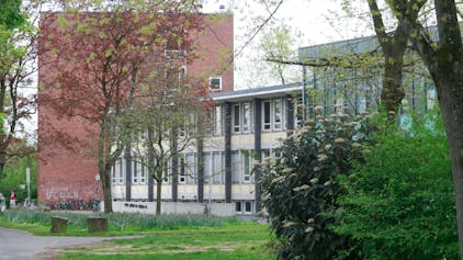 Zu sehen ist das Gymnasium Kreuzgasse an der Vogelsanger Straße in Köln.