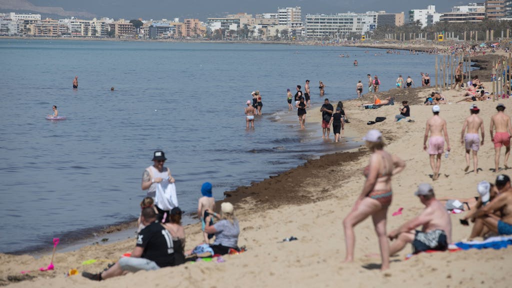 Menschen sonnen sich am Strand von Arenal auf Mallorca. An diesem Menschen sonnen sich am Strand von Arenal auf Mallorca.
