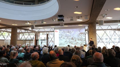 Beim Montagsgespräch des Bundes Deutscher Architektinnen und Architekten moderierte Philipp Skoda eine Diskussion mit Vertretenden der Fraktionen.




