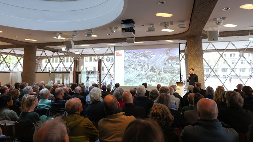 Beim Montagsgespräch des Bundes Deutscher Architektinnen und Architekten moderierte Philipp Skoda eine Diskussion mit Vertretenden der Fraktionen.




