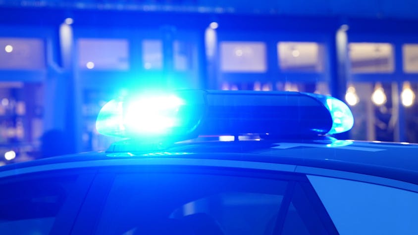 ARCHIV - 21.02.2024, Hamburg: Ein Streifenwagen der Polizei steht mit eingeschaltetem Blaulicht an einem Einsatzort. (zu dpa: «Unbekannte werfen Metallstangen aus Hochhaus · Mann knapp verfehlt») Foto: Marcus Brandt/dpa +++ dpa-Bildfunk +++
