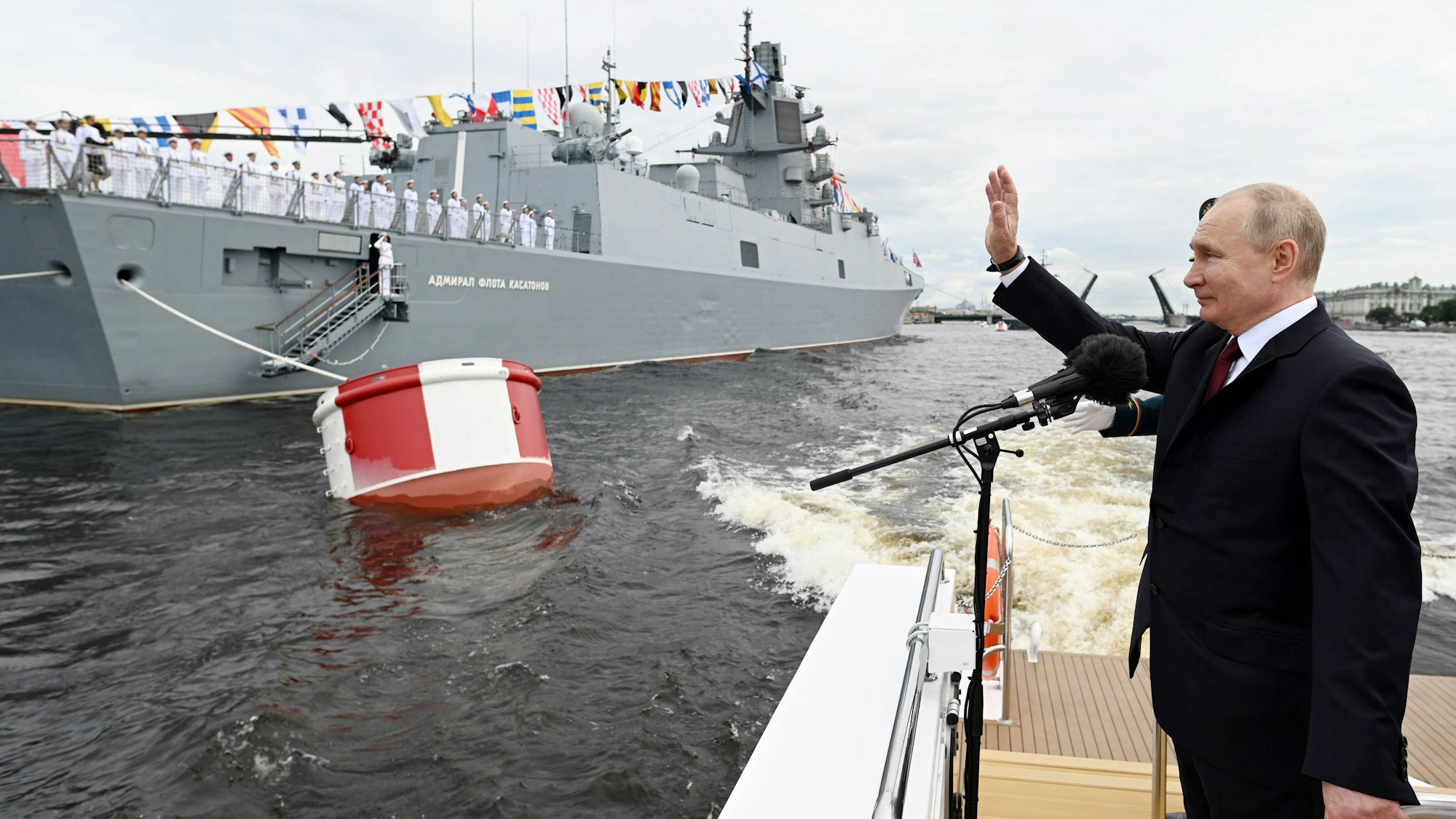 Wladimir Putin grüßte die Besatzung eines russischen Kriegsschiffes. (Archivbild)