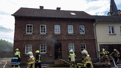 Feuerwehreinsatz in einem alten haus an der Töpferstraße in Adendorf