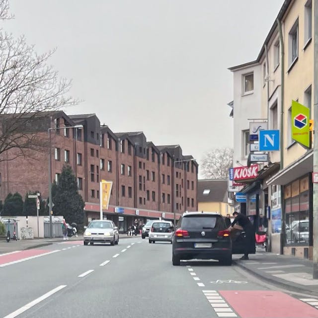 Blick auf die Kaiserstraße in Porz. Durch haltende Fahrzeuge wird häufig die Radspur blockiert.