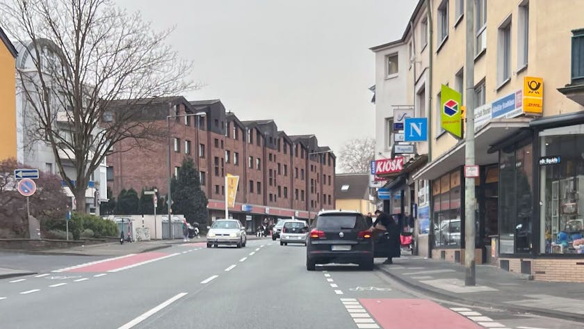 Blick auf die Kaiserstraße in Porz. Durch haltende Fahrzeuge wird häufig die Radspur blockiert.