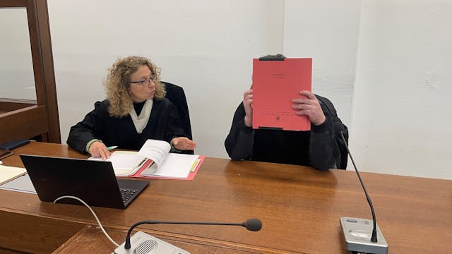 Der 41-jährige Angeklagte mit seiner Verteidigerin Funda Bicakoglu im Kölner Landgericht