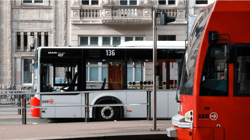 Ein Bus und eine Straßenbahn der Kölner Verkehrsbetriebe (KVB)