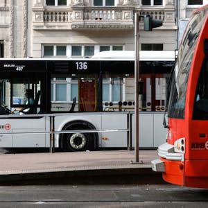 Ein Bus und eine Straßenbahn der Kölner Verkehrsbetriebe (KVB)