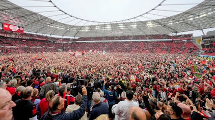 Fans von Bayer Leverkusen stürmen nach dem Gewinn der Deutschen Meisterschaft den Rasen in der BayArena.