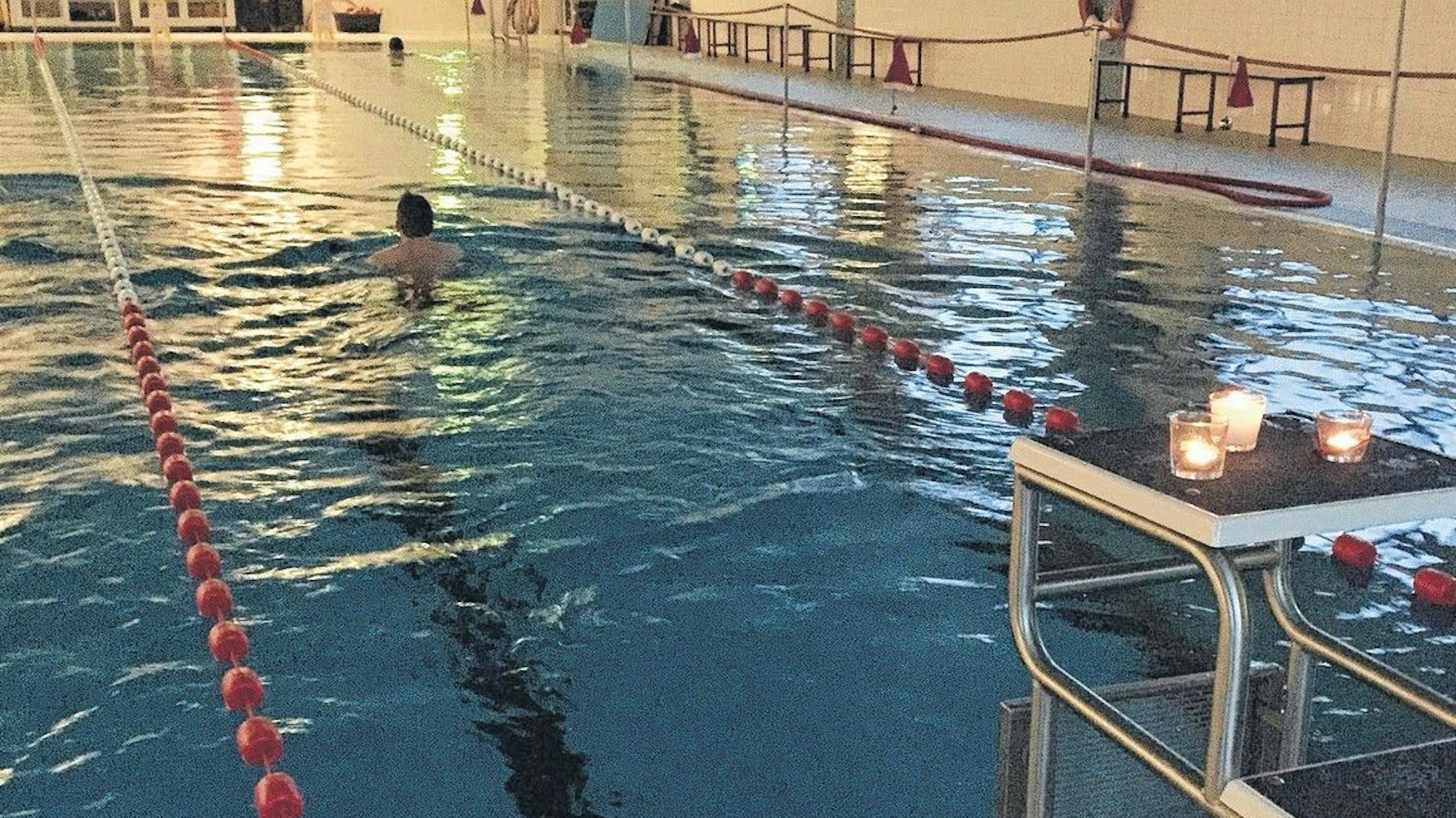 Das Foto zeigt das Schwimmbecken im Schulschwimmbad Wesseling.