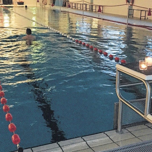 Auf dem Foto ist das Schulschwimmbad zu sehen. Das Bild entstand 2018 beim traditionellen Kerzenschwimmen in Wesseling. 
