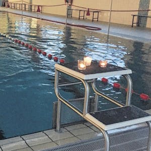 Auf dem Foto ist das Schulschwimmbad zu sehen. Das Bild entstand 2018 beim traditionellen Kerzenschwimmen in Wesseling. 
