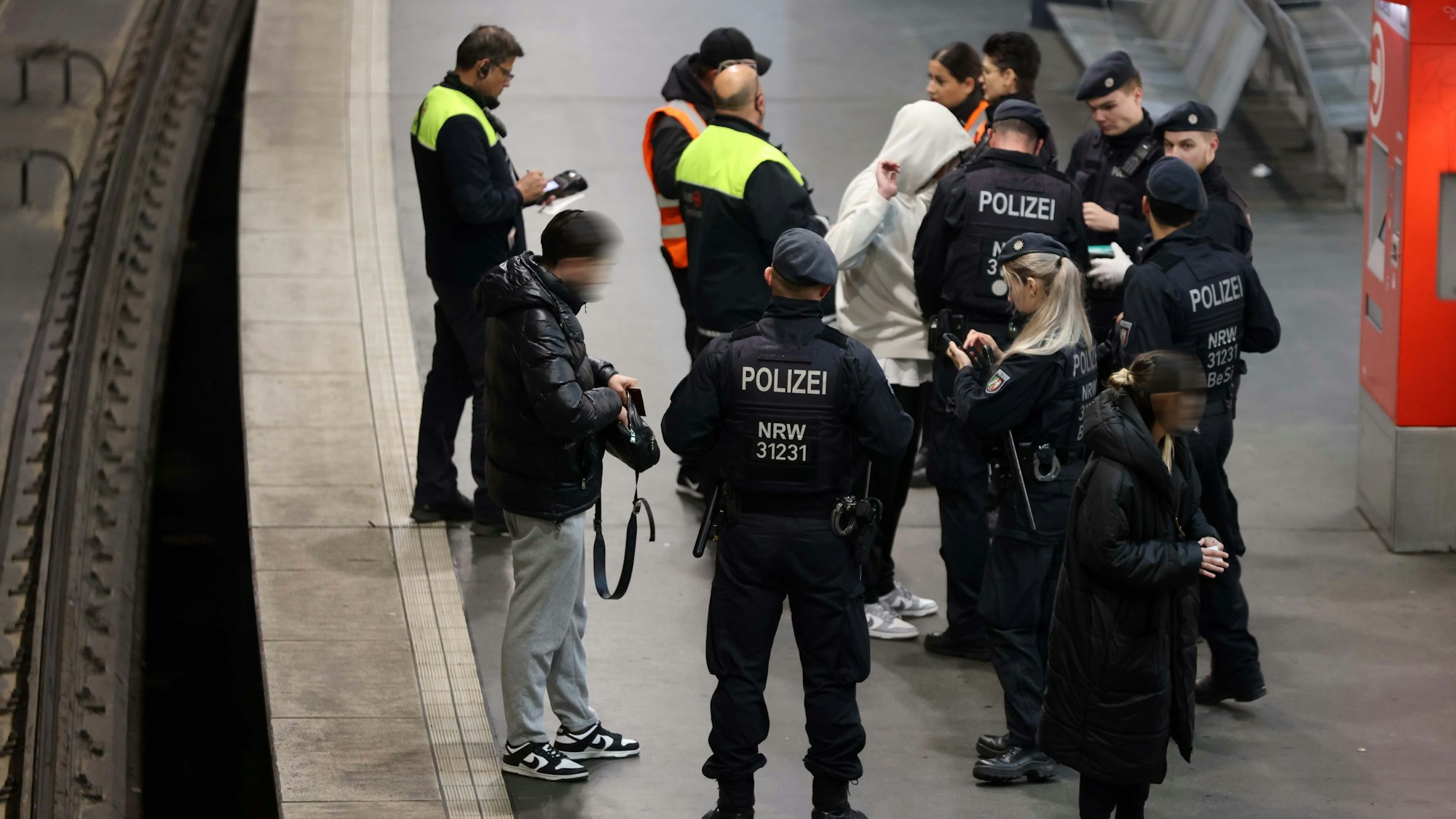 Einsatzkräfte der Polizei bei den Schwerpunktkontrollen am Wiener Platz.