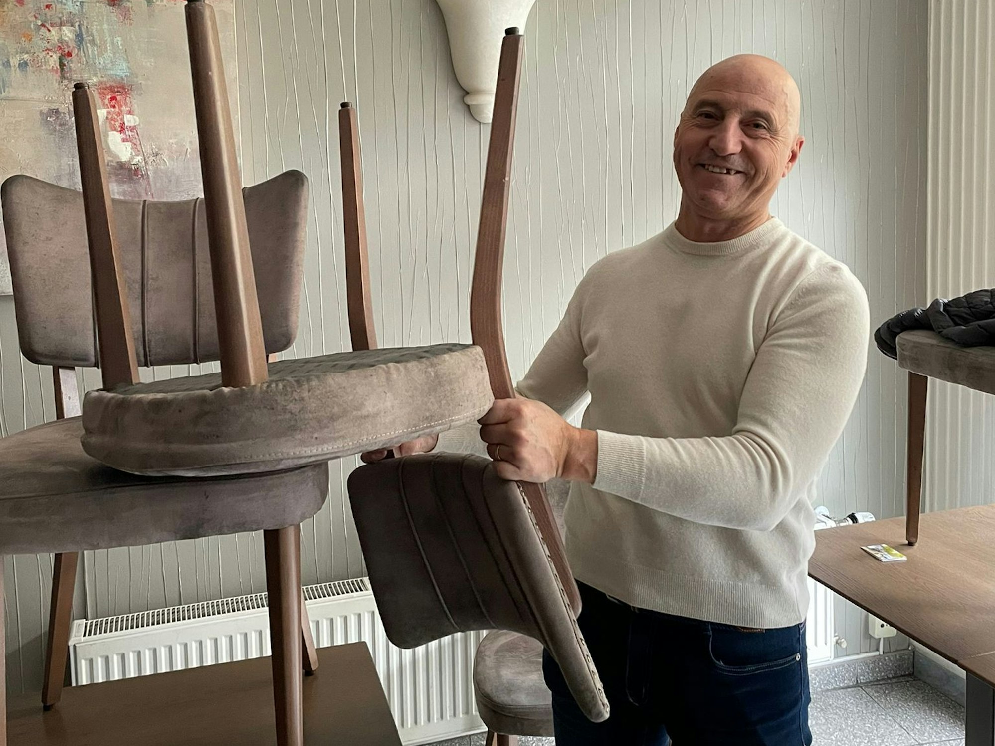 Gerardo Trotta stapelt Stühle in seinem Restaurant.