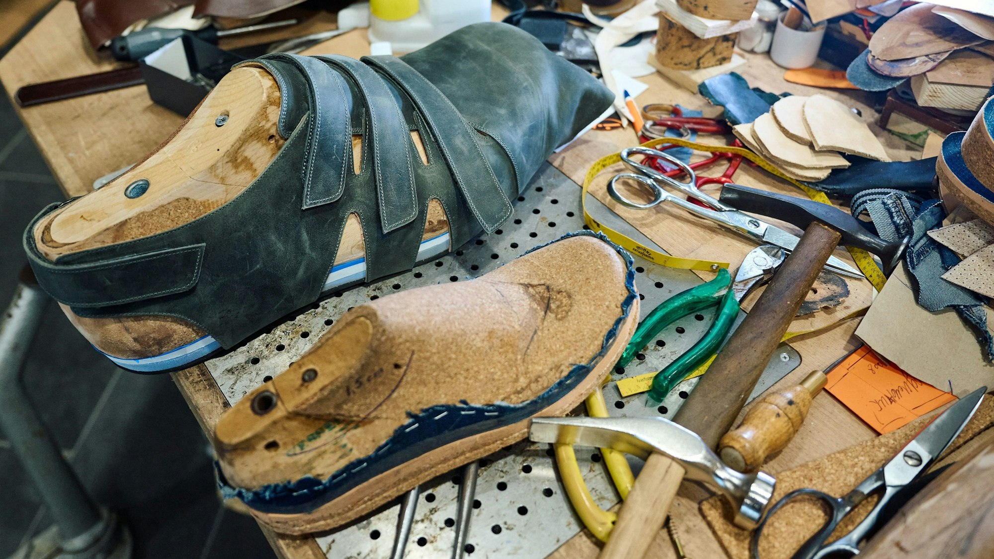 In der Werkstatt von Schuhmacher Georg Wessels liegt einer der noch unfertigen neuen Schuhen für Jeison Rodriguez.