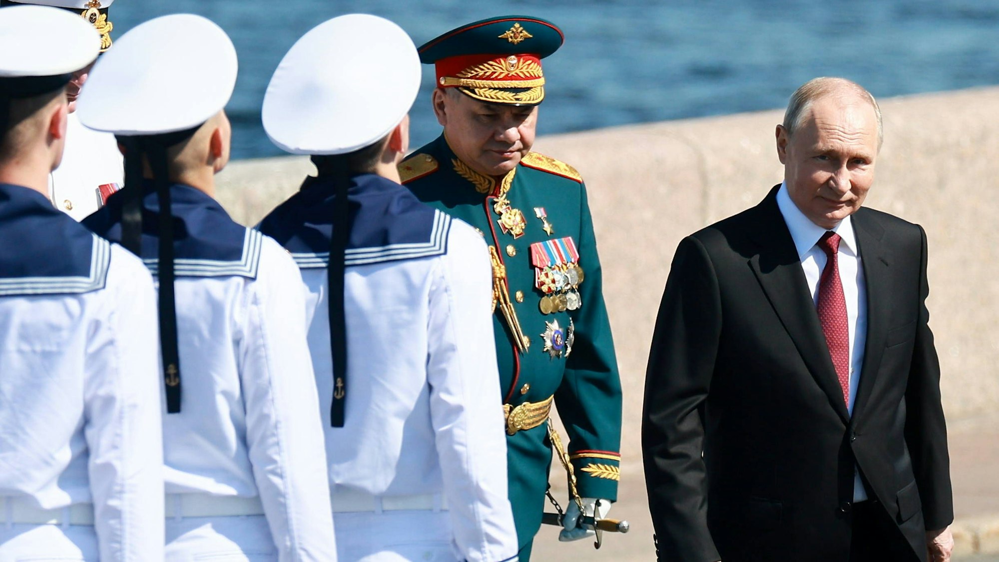 Kremlchef Wladimir Putin bei der jährlichen Parade der russischen Marine im Juli 2023. Die Nato sieht in Russlands „hybrider Kriegsführung“ eine Gefahr für westliche Unterwasser-Infrastruktur.