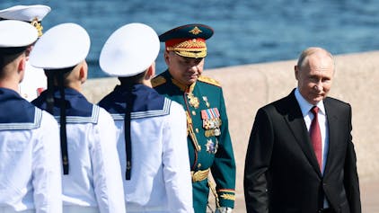 Kremlchef Wladimir Putin bei der jährlichen Parade der russischen Marine im Juli 2023. Die Nato sieht in Russlands „hybrider Kriegsführung“ eine Gefahr für westliche Unterwasser-Infrastruktur.