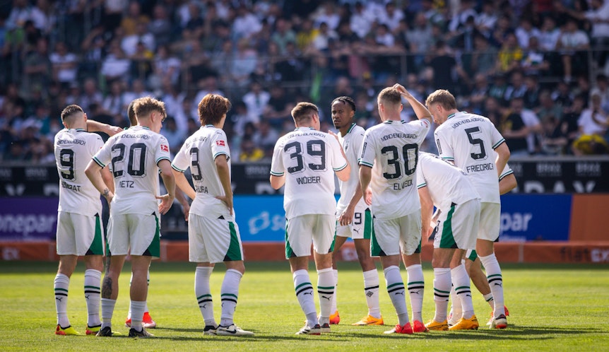 Die Gladbach-Startelf im Kreis vor dem Spiel gegen Borussia Dortmund.