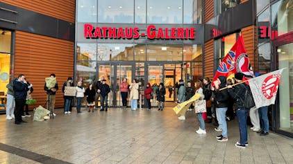 Demonstrierende stehen vor dem Eingang der Rathaus-Galerie in Wiesdorf.