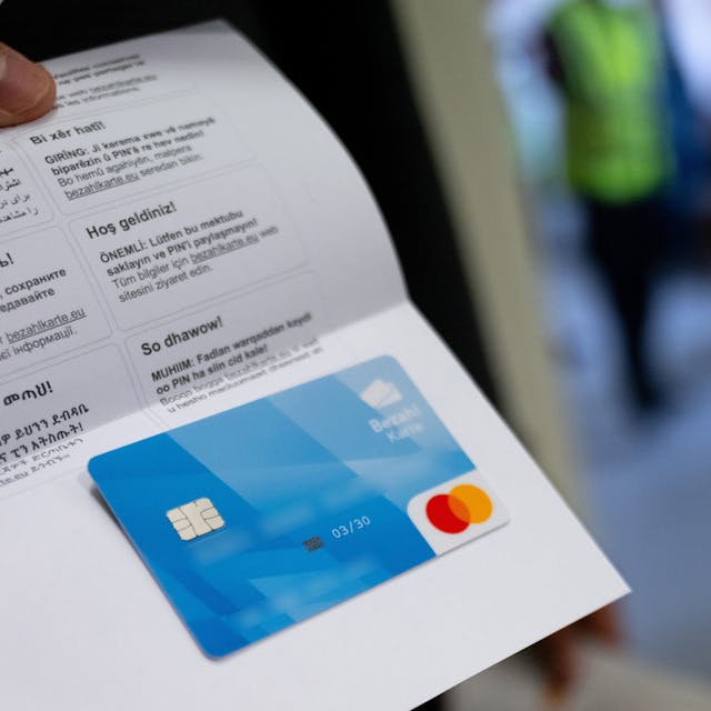Bayern, Fürstenfeldbruck: Ein Asylbewerber zeigt im Ankerzentrum eine der ersten bayerischen Bezahlkarten die er zuvor erhalten hat.&nbsp;