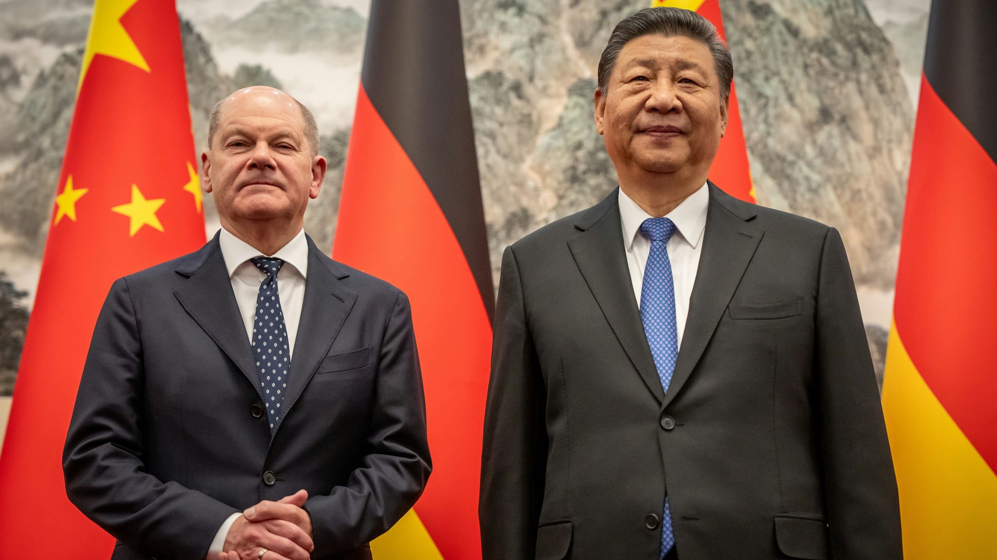 Bundeskanzler Olaf Scholz (SPD) wird von Xi Jinping, Staatspräsident von China, im Staatsgästehaus empfangen