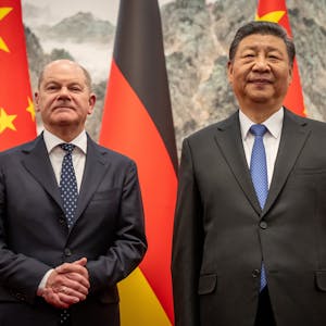 Bundeskanzler Olaf Scholz (SPD) wird von Xi Jinping, Staatspräsident von China, im Staatsgästehaus empfangen