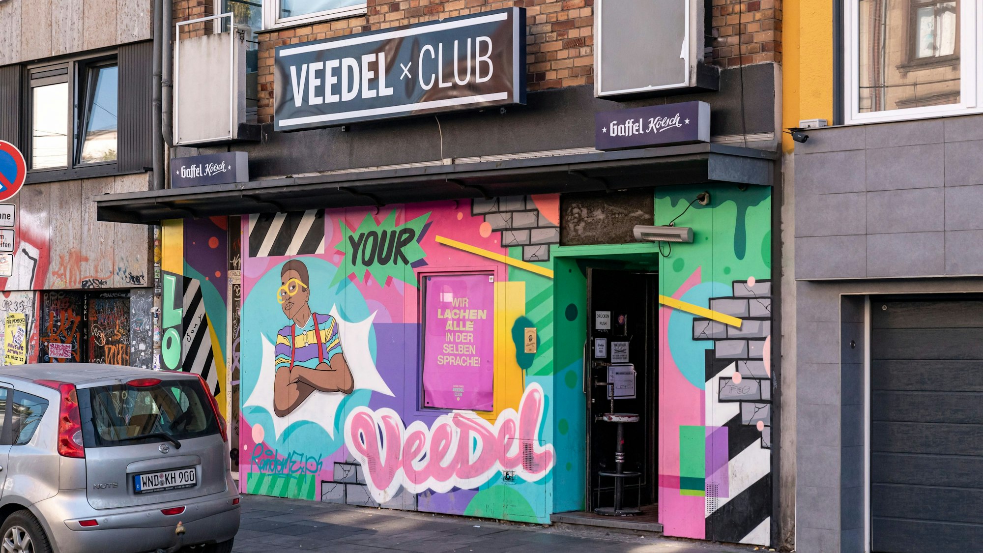 Veedel-Club auf der Luxemburger Straße in der Kölner Innenstadt von außen, bunt besprüht mit Graffitis