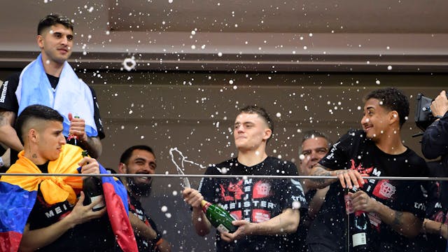 Florian Wirtz feiert mit seinen Kollegen Piero Hincapié (l.) und Borja Iglesias (hinten) die Meisterschaft von Bayer Leverkusen.