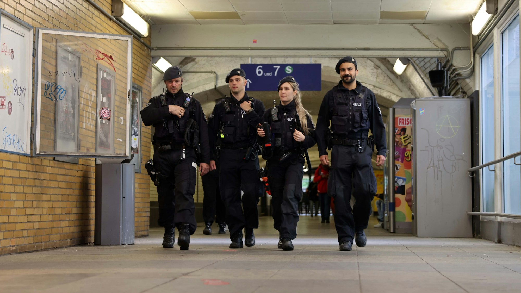 Einsatzkräfte der Polizei bei den Schwerpunktkontrollen im Mülheimer Bahnhof.