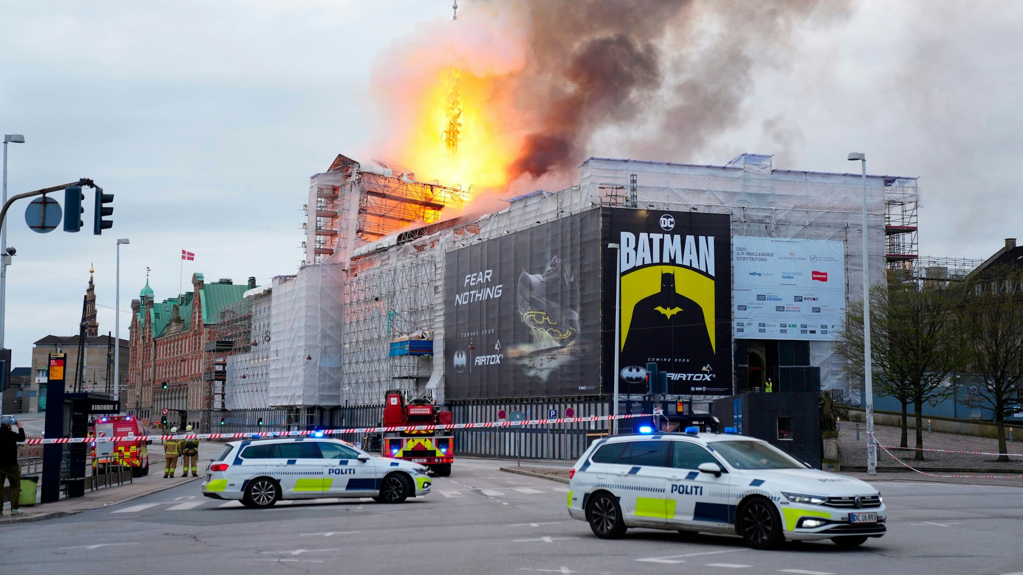 Feuer und Rauch steigen aus der Alten Börse, „Boersen“ bei einem Brand in Kopenhagen.