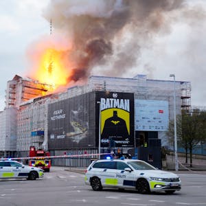 Feuer und Rauch steigen aus der Alten Börse, „Boersen“ bei einem Brand in Kopenhagen.