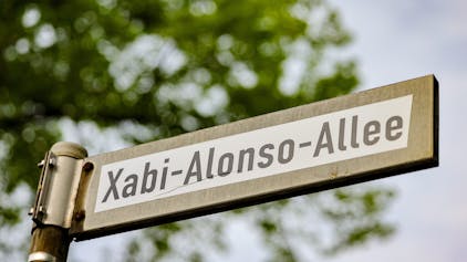 Fans von Bayer Leverkusen hatten vor dem Spiel gegen Werder Bremen Straßenschilder mit „Xabi-Alonso-Allee“ überklebt.