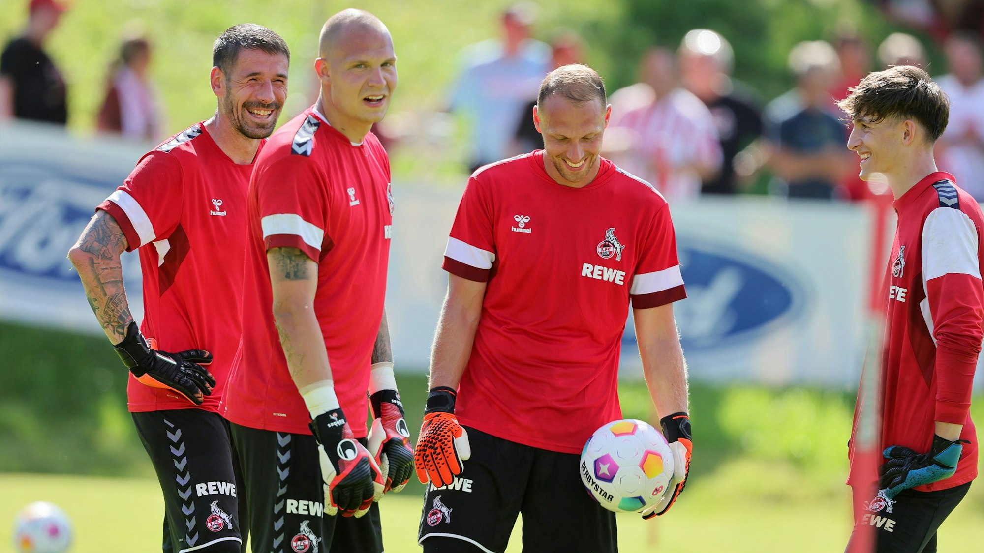 Philipp Pentke, Matthias Köbbing, Marvin Schwäbe und Jonas Nickisch lachen beim FC-Training.