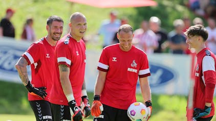 Philipp Pentke, Matthias Köbbing, Marvin Schwäbe und Jonas Nickisch lachen beim FC-Training.