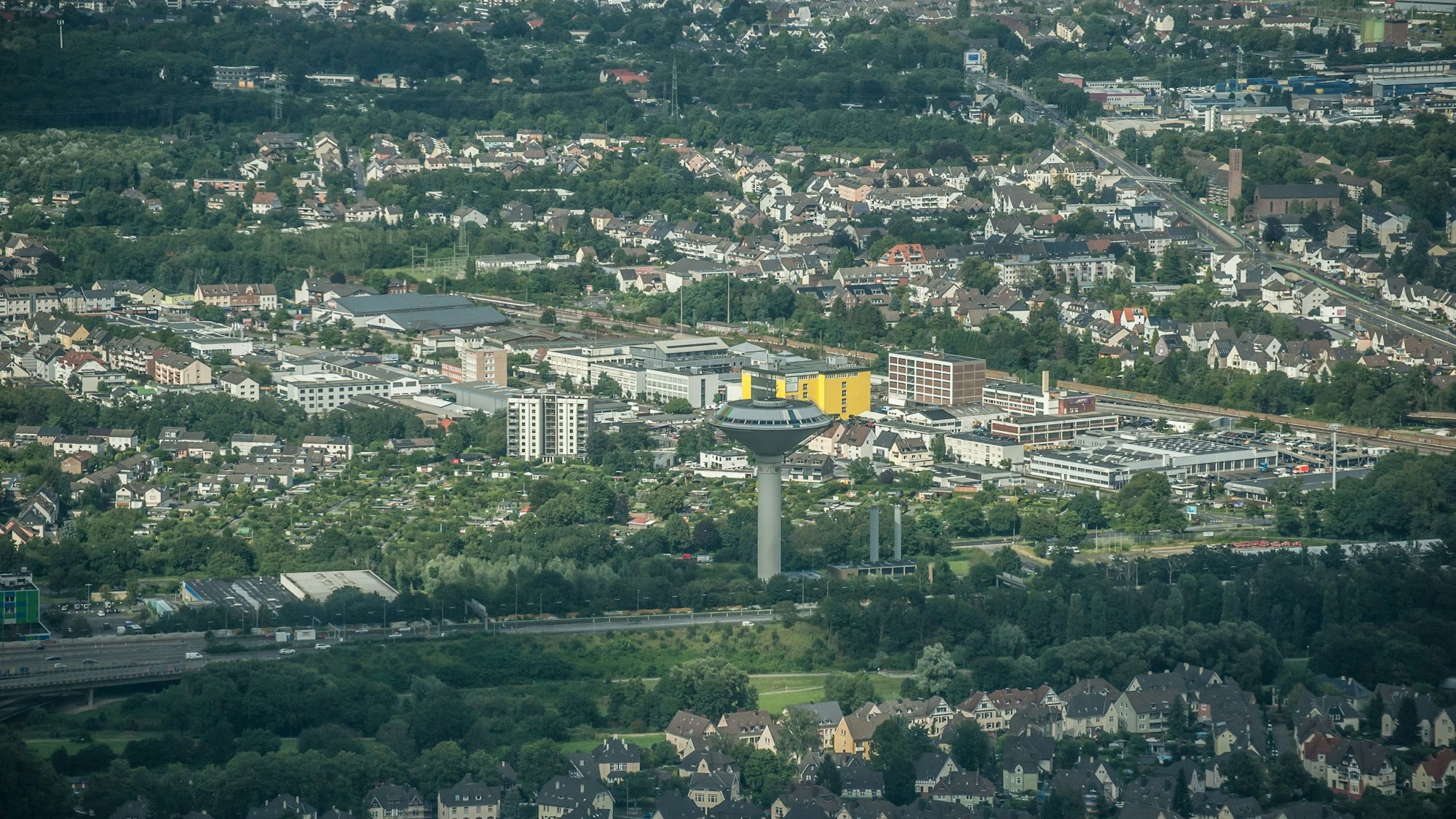 Luftbild von Leverkusen mit dem Wasserturm in der Mitte