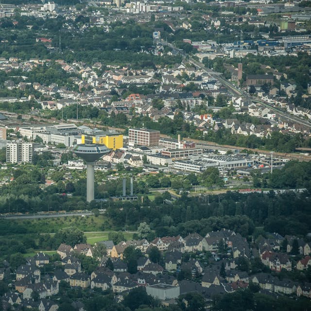 Luftbild von Leverkusen mit dem Wasserturm in der Mitte