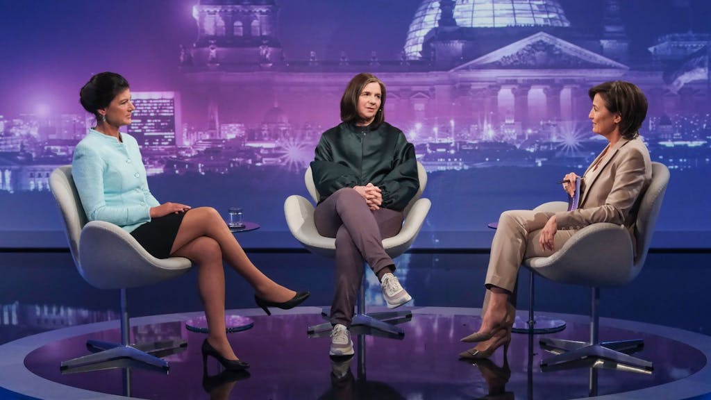 Mit Sahra Wagenknecht (links) und Katrin Göring-Eckardt (Mitte) prallten bei Sandra Maischberger „zwei sehr unterschiedliche Standpunkte aufeinander“. (Bild: WDR / Oliver Ziebe)