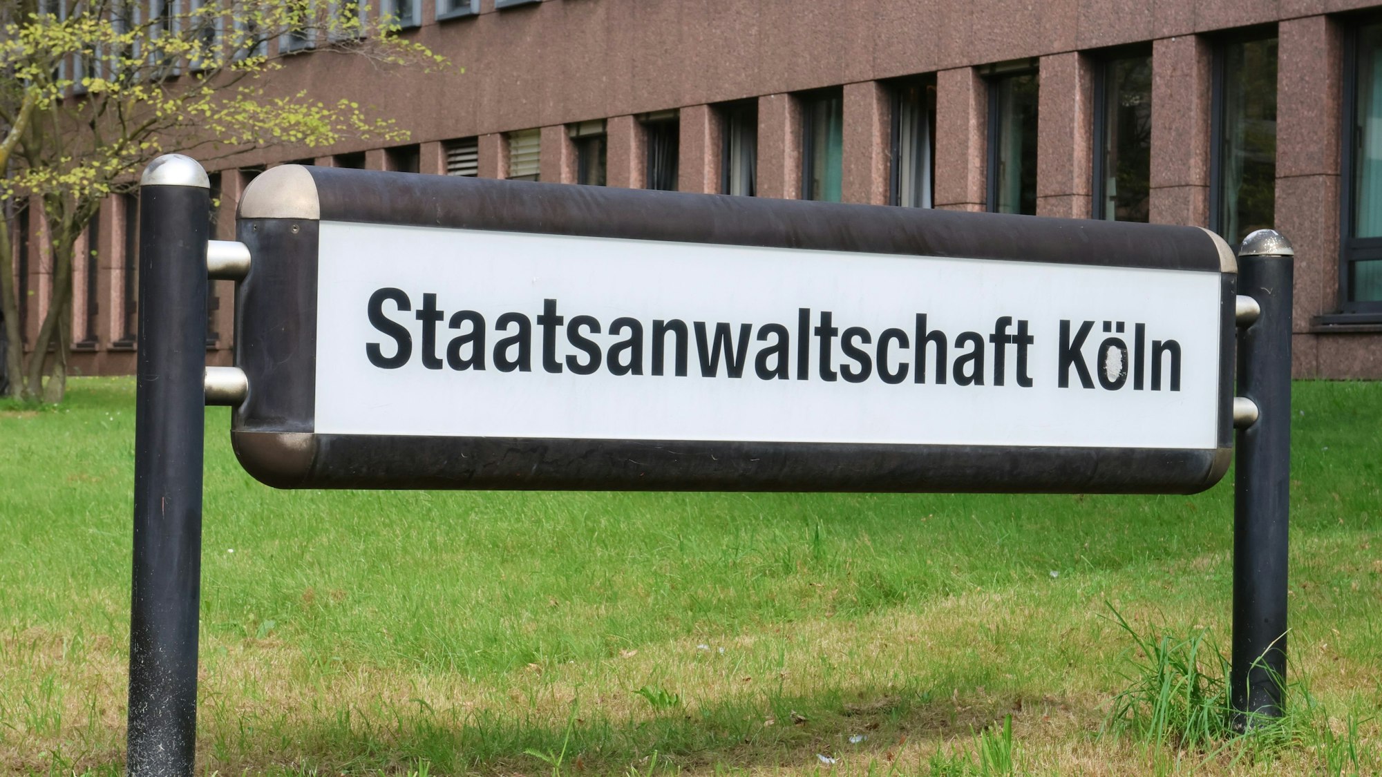 Foto des Schildes vor dem Gebäude der Staatsanwaltschaft Köln