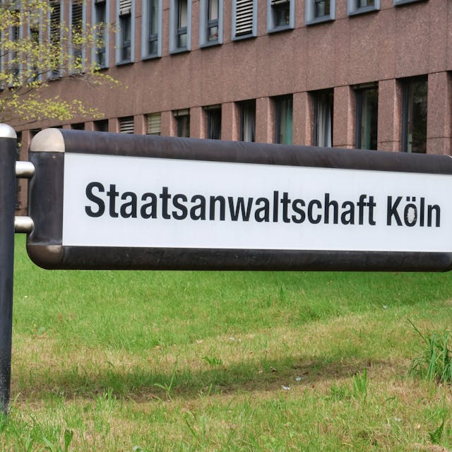 Foto des Schildes vor dem Gebäude der Staatsanwaltschaft Köln