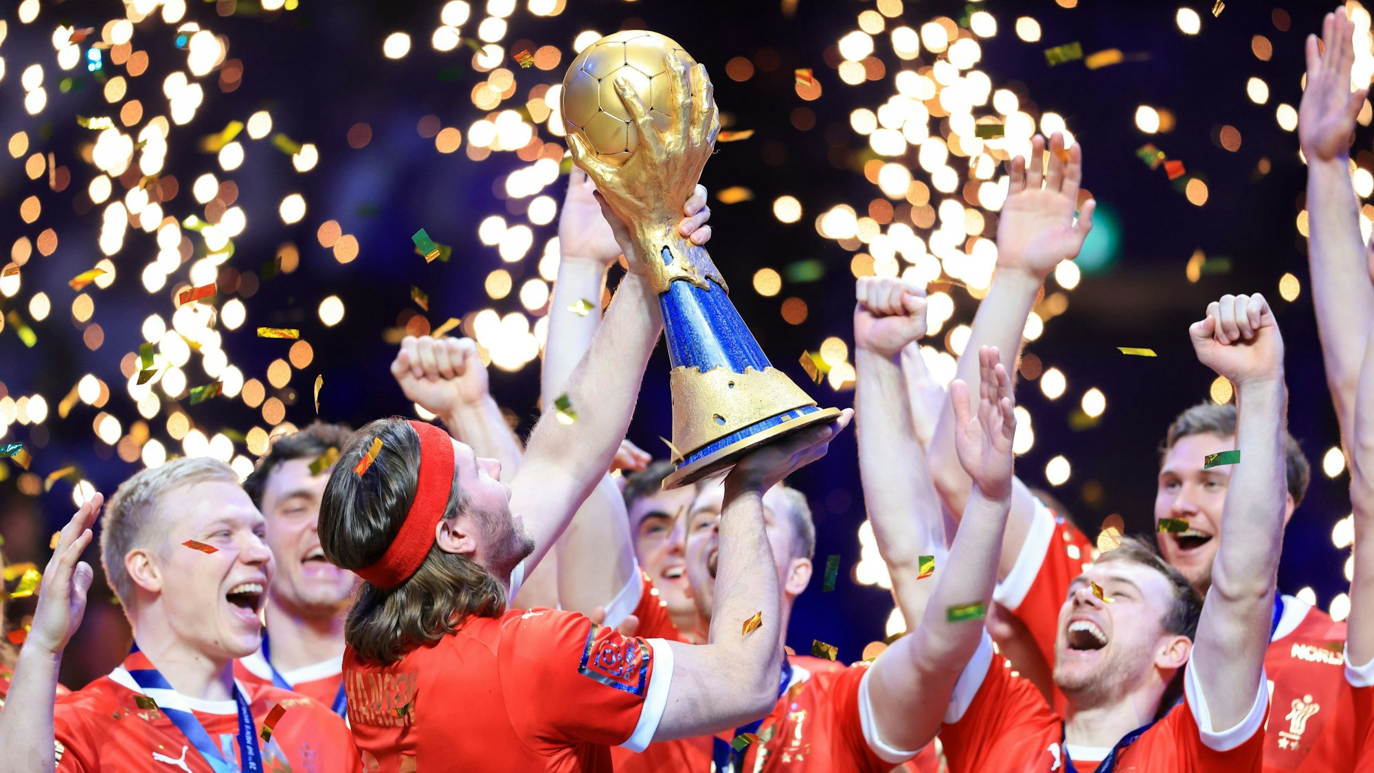 Dänemarks Spieler Mikkel Hansen hebt nach dem Gewinn der Handball-WM 2023  den Pokal in die Höhe.