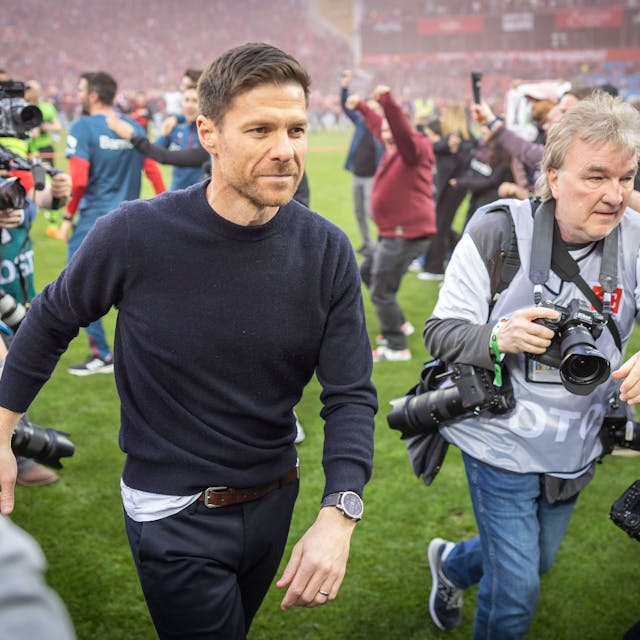 Xabi Alonso wird nach dem Sieg gegen Werder Bremen von Fotoreportern begleitet.