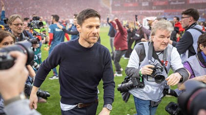 Xabi Alonso wird nach dem Sieg gegen Werder Bremen von Fotoreportern begleitet.
