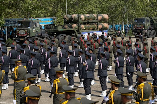 17.04.2024, Iran, Teheran: Ein russisches S-300-Luftabwehrsystem wird auf einem Lastwagen während der Parade zum Tag der Armee auf einem Militärstützpunkt im Norden Teherans transportiert. Bei einem Auftritt bei der Parade warnte der iranische Präsident Raisi Israel vor jeder militärischen Aktion gegen den Iran.