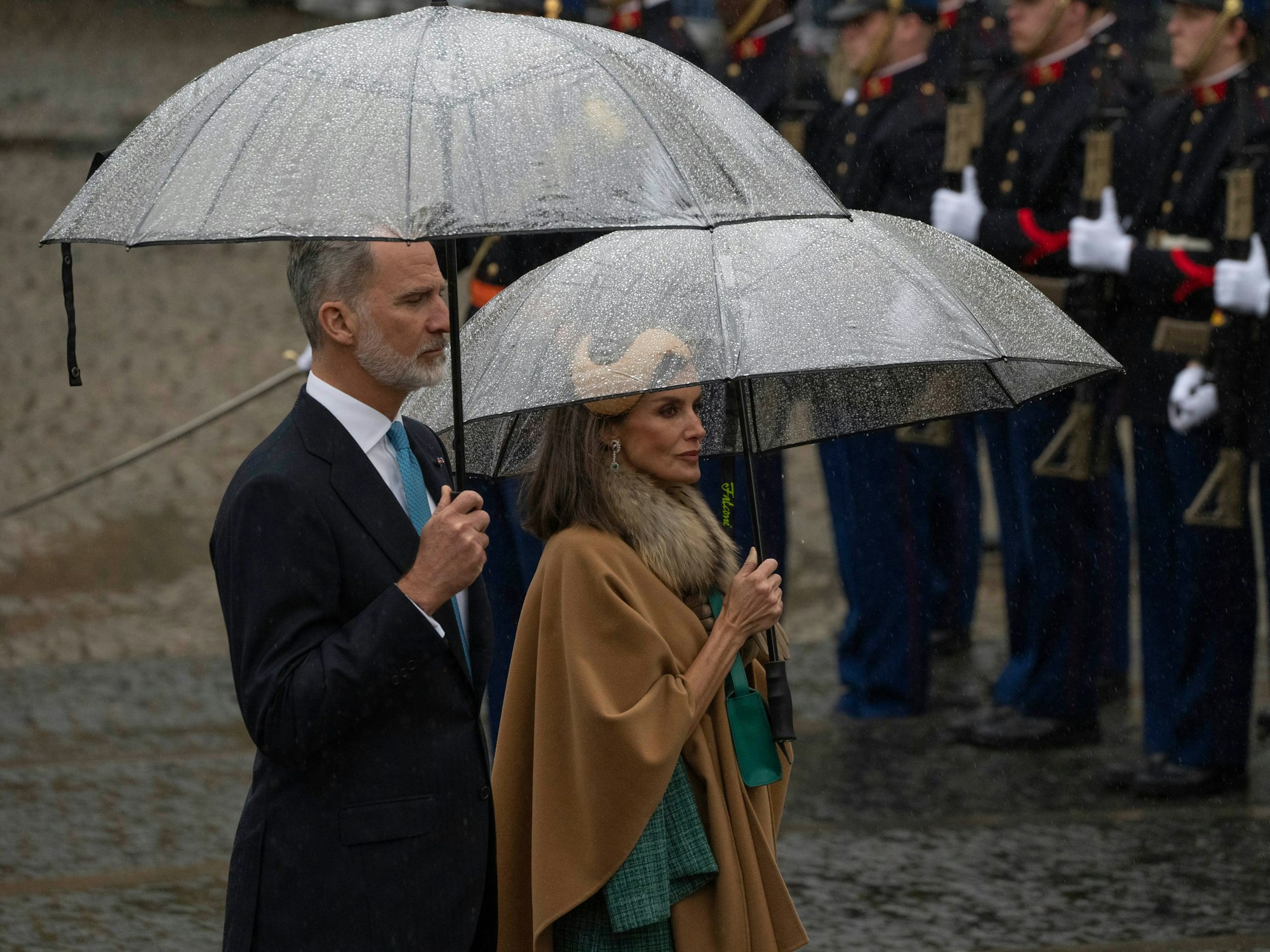 König Felipe und Königin Letitzia während einer Schweigeminute bei der Kranzniederlegung am Nationaldenkmal.